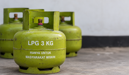 Tabung LPG 3 kilogram bersubsidi tersusun di area penyimpanan.