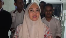 Bupati Gowa Sitti Husniah Talenrang seusai menjalani pemeriksaan terkait laporan mantan suaminya di Ditreskrimum Polda Sulawesi Selatan, Sabtu 22 Agustus 2026. (Beritasatu.com/M Irwansyah A)  