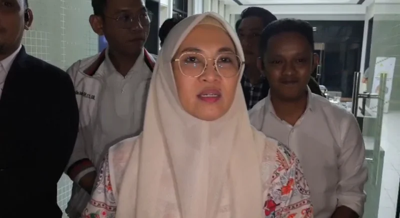Bupati Gowa Sitti Husniah Talenrang seusai menjalani pemeriksaan terkait laporan mantan suaminya di Ditreskrimum Polda Sulawesi Selatan, Sabtu 22 Agustus 2026. (Beritasatu.com/M Irwansyah A)  