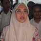 Bupati Gowa Sitti Husniah Talenrang seusai menjalani pemeriksaan terkait laporan mantan suaminya di Ditreskrimum Polda Sulawesi Selatan, Sabtu 22 Agustus 2026. (Beritasatu.com/M Irwansyah A)  