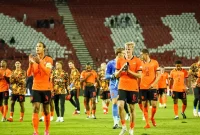 Para pemain Belanda merayakan selebrasi usai menang 2-1 atas Serbia (Foto: ANP)