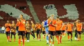 Para pemain Belanda merayakan selebrasi usai menang 2-1 atas Serbia (Foto: ANP)