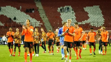 Para pemain Belanda merayakan selebrasi usai menang 2-1 atas Serbia (Foto: ANP)