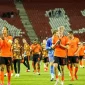 Para pemain Belanda merayakan selebrasi usai menang 2-1 atas Serbia (Foto: ANP)