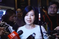 Sekretaris Dewan Pembina Partai Solidaritas Indonesia (PSI) Grace Natalie memberi keterangan ke wartawan usai menonton film di Jakarta, Minggu (27/9/2026) malam. (Sumber: Kompas TV)