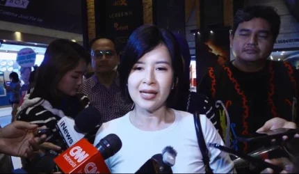 Grace Natalie saat memberikan keterangan kepada wartawan di Jakarta, Minggu malam (27/9/2026).