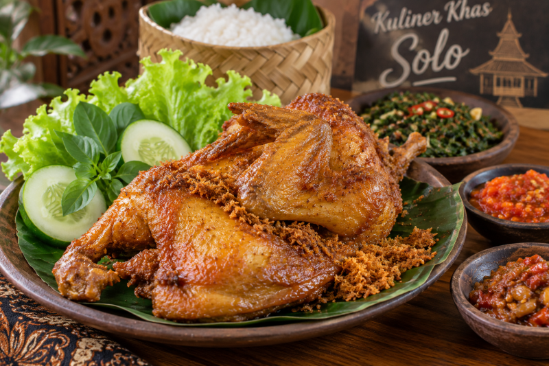 Ayam goreng khas Solo dengan daging empuk dan bumbu meresap.