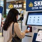 Ilustrasi layanan pencetakan SKCK secara mandiri melalui mesin anjungan Polri dengan menggunakan barcode dari Super Apps Polri.