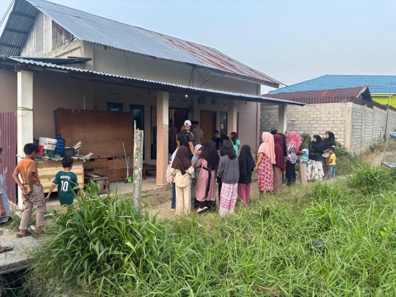 Suasana di sekitar lokasi kejadian di Desa Sumur Anyir.