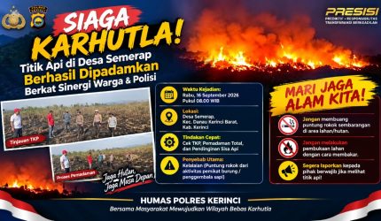Petugas Polres Kerinci dan warga memadamkan karhutla di Desa Semerap.