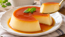 Puding telur kukus lembut dengan saus karamel.