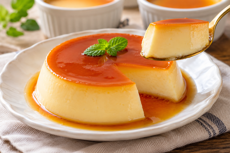 Puding telur kukus lembut dengan saus karamel.