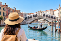 Ilustrasi suasana Venesia dengan wisatawan menikmati pemandangan kanal, gondola, dan Jembatan Rialto di tengah kawasan bersejarah kota. (Foto AI)