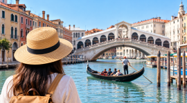 Ilustrasi suasana Venesia dengan wisatawan menikmati pemandangan kanal, gondola, dan Jembatan Rialto di tengah kawasan bersejarah kota. (Foto AI)