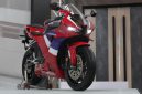 Honda CBR600RR terbaru mempertahankan mesin empat silinder 599 cc dengan tenaga 121 tk.(Foto : KOMPAS.COM/STANLY RAVEL)