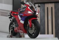 Honda CBR600RR terbaru mempertahankan mesin empat silinder 599 cc dengan tenaga 121 tk.(Foto : KOMPAS.COM/STANLY RAVEL)