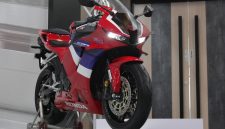Honda CBR600RR terbaru mempertahankan mesin empat silinder 599 cc dengan tenaga 121 tk.(Foto : KOMPAS.COM/STANLY RAVEL)