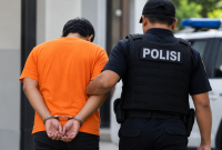 Polisi mengamankan pelaku pencurian rumah kosong. ( Foto ilutrasi AI)