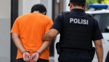 Polisi mengamankan pelaku pencurian rumah kosong. ( Foto ilutrasi AI)