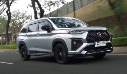 Toyota Veloz Hybrid EV saat mengikuti uji perjalanan Yogyakarta-Solo