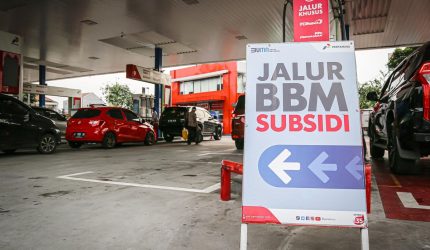 Pengisian BBM subsidi di SPBU Pertamina.