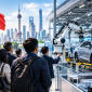 Investor dan pelaku bisnis mengunjungi fasilitas teknologi di China untuk melihat perkembangan industri secara langsung.(Foto : AI Generated Image (ChatGPT)
