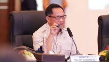 Mendagri Muhammad Tito Karnavian saat membahas strategi mendorong pertumbuhan ekonomi daerah.(Foto : Kemendagri)