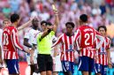 Wasit Miguel Angel Ortiz Arias mengeluarkan kartu kuning dalam laga Atletico Madrid vs Real Madrid di Metropolitano, Madrid. (AFP/Oscar del Pozo)