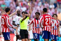 Wasit Miguel Angel Ortiz Arias mengeluarkan kartu kuning dalam laga Atletico Madrid vs Real Madrid di Metropolitano, Madrid. (AFP/Oscar del Pozo)