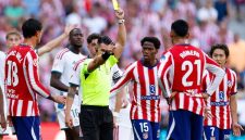 Wasit Miguel Angel Ortiz Arias mengeluarkan kartu kuning dalam laga Atletico Madrid vs Real Madrid di Metropolitano, Madrid. (AFP/Oscar del Pozo)