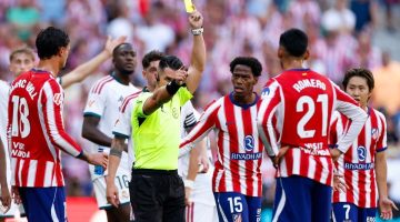 Wasit Miguel Angel Ortiz Arias mengeluarkan kartu kuning dalam laga Atletico Madrid vs Real Madrid di Metropolitano, Madrid. (AFP/Oscar del Pozo)