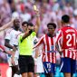 Wasit Miguel Angel Ortiz Arias mengeluarkan kartu kuning dalam laga Atletico Madrid vs Real Madrid di Metropolitano, Madrid. (AFP/Oscar del Pozo)