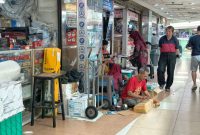 Aktivitas pedagang dan pembeli di bursa sparepart mobil Mal Atrium Senen, Jakarta Pusat.(Foto : KOMPAS.com/FATHAN)