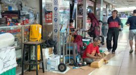 Aktivitas pedagang dan pembeli di bursa sparepart mobil Mal Atrium Senen, Jakarta Pusat.(Foto : KOMPAS.com/FATHAN)