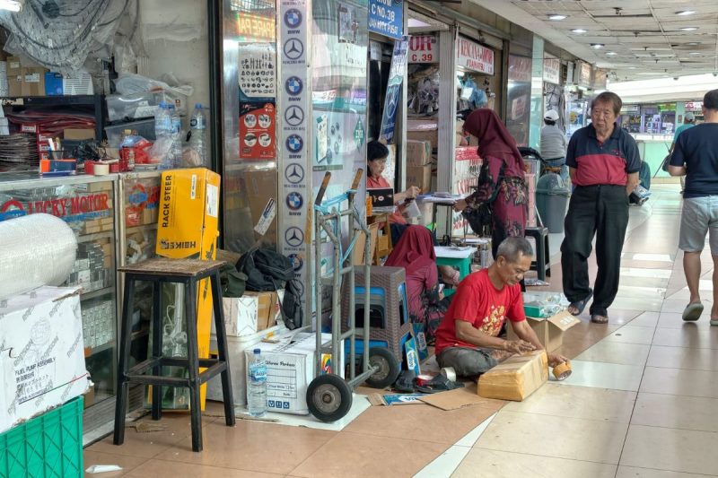 Aktivitas pedagang dan pembeli di bursa sparepart mobil Mal Atrium Senen, Jakarta Pusat.(Foto : KOMPAS.com/FATHAN)