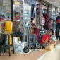 Aktivitas pedagang dan pembeli di bursa sparepart mobil Mal Atrium Senen, Jakarta Pusat.(Foto : KOMPAS.com/FATHAN)