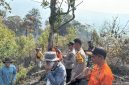 Tim gabungan bersama warga memadamkan kebakaran lahan seluas sekitar dua hektare di Desa Sungai Langkap, Kerinci, Selasa (15/9/2026).