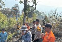 Tim gabungan bersama warga memadamkan kebakaran lahan seluas sekitar dua hektare di Desa Sungai Langkap, Kerinci, Selasa (15/9/2026).