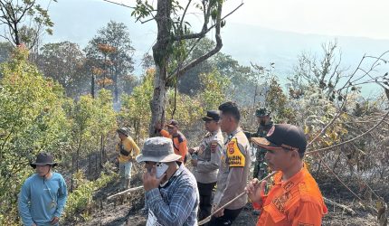 Polsek Gunung Kerinci dan tim gabungan memadamkan karhutla di Desa Sungai Langkap.