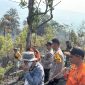 Tim gabungan bersama warga memadamkan kebakaran lahan seluas sekitar dua hektare di Desa Sungai Langkap, Kerinci, Selasa (15/9/2026).
