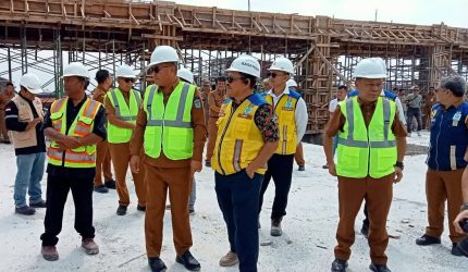 Wako Alfin meninjau pembangunan Pasar Sungai Penuh.