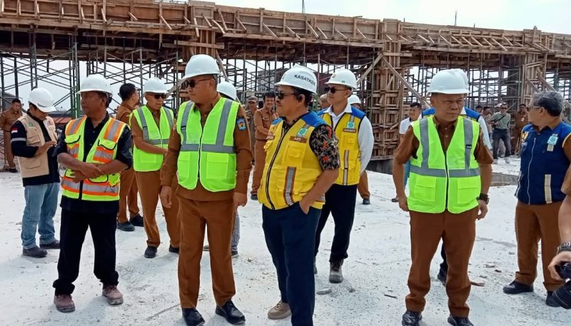 Wako Alfin meninjau langsung progres pembangunan Pasar Sungai Penuh, Selasa (1/9/2026).