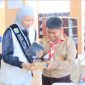 Bunda Literasi Sri Kartini Alfin mendampingi murid SD dalam kegiatan literasi di perpustakaan.