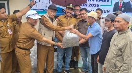 Wawako Azhar Hamzah menyerahkan bantuan benih ikan kepada Pokdakan Kayangan.