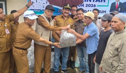 Wawako Azhar Hamzah menyerahkan bantuan benih ikan kepada Pokdakan Kayangan di Sungai Penuh.
