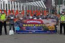 Ketua SMSI Kerinci-Sungai Penuh bersama Satlantas Polres Kerinci dan RRI Sungai Penuh membagikan masker gratis kepada pengendara di Kota Sungai Penuh, Kamis (10/9/2026).