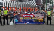 Ketua SMSI Kerinci-Sungai Penuh bersama Satlantas Polres Kerinci dan RRI Sungai Penuh membagikan masker gratis kepada pengendara di Kota Sungai Penuh, Kamis (10/9/2026).