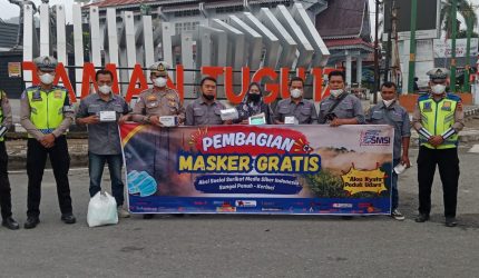 SMSI Kerinci-Sungai Penuh membagikan masker gratis kepada pengendara di tengah kabut asap.