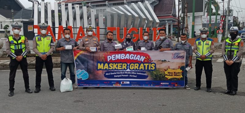Ketua SMSI Kerinci-Sungai Penuh bersama Satlantas Polres Kerinci dan RRI Sungai Penuh membagikan masker gratis kepada pengendara di Kota Sungai Penuh, Kamis (10/9/2026).