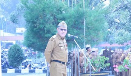 Dianda Putra memimpin apel Senin ASN Pemkot Sungai Penuh.